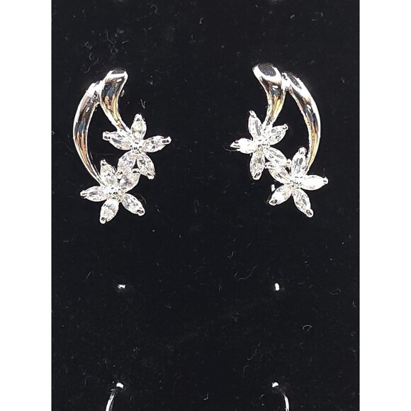 Set Of 2 Nature-Inspired Earrings: Floral Clip-On & Palm Tree Drop Style - Picture 8 of 10